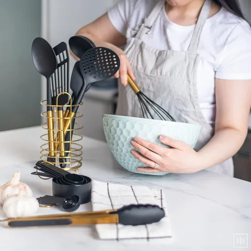 Vista 5 de Juego de utensilios de cocina negros y dorados con soporte de acero inoxidable, utensilios de cocina de nailon de 18 piezas con tazas medidoras