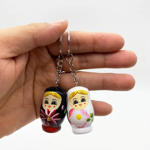 Vista 4 de Llaveros pequeños Matryoshka, juego de 3 muñecas rusas de madera, regalos decorativos, color al azar