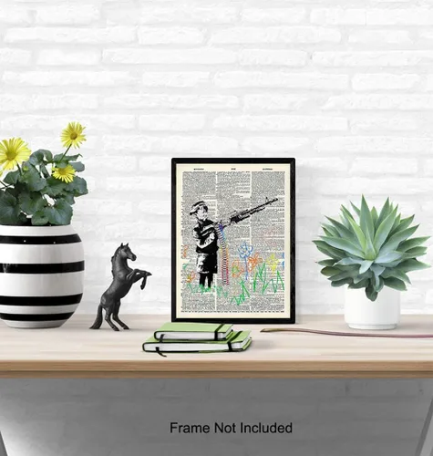 Vista 4 de Crayon Gun Banksy Dictionary Page - Arte de pared, 8 x 10 pulgadas, foto de arte callejero, regalo para graffiti, fanáticos de murales, imagen