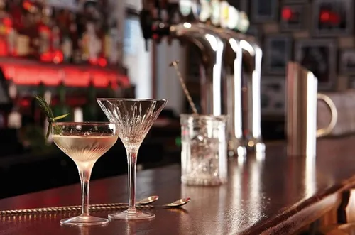 Vista 3 de Luigi Bormioli Mixology - Vasos de Martini de 7.25 onzas, juego de 4
