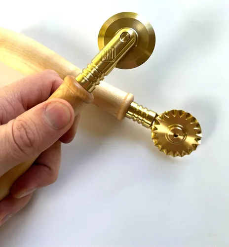 Vista 5 de Nonna's cutters, brass pasta wheels, maple (Smooth & Fluted pair)