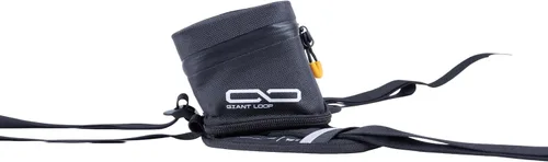 Vista 2 de Bolsa de tanque enrollable Giant Loop Buckin' Roll, pequeña bolsa impermeable para tanque de motocicleta, capacidad de 1.5 litros, se adapta a