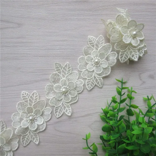 Vista 5 de 2 yardas de encaje de flores 3D con perlas bordadas, de poliéster, cinta de encaje con aplicación de patchwork para vestido de novia, manualidades