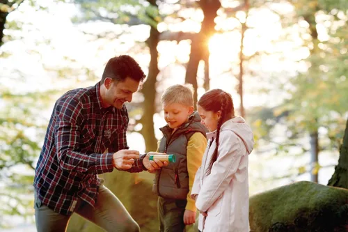 Vista 6 de Hape Linterna de mano con funda, hecha de bambú, diversión de la naturaleza, juguetes al aire libre