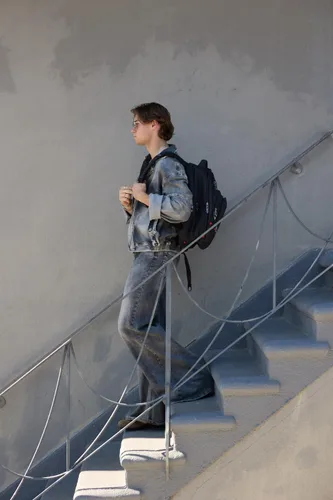 Vista 4 de Swissdigital - Mochila de diseño para viaje para hombres, compatible con TSA, con carga USB, protección RFID, mochila de negocios para laptops