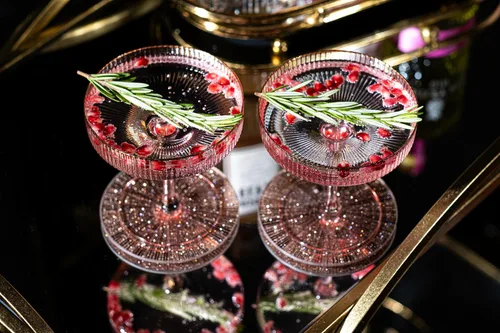 Vista 6 de GLASSIQUE CADEAU Vasos vintage Art Deco Blush Pink Coupé con bordes dorados Juego de 4 Cristalería de cóctel acanalada de cristal de 7 onzas