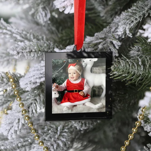 Vista 3 de UNIQOOO 8 adornos de marcos de fotos de acrílico negro de Navidad para mostrar fotografías, 2.5 x 2.5 pulgadas decoración colgante festiva, marcos