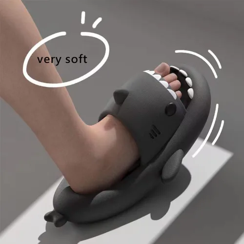 Vista 2 de HUAZUMEI Lindas pantuflas de tiburón de dibujos animados, de secado rápido, antideslizantes, pantuflas de baño, pantuflas de gimnasio, suela suave