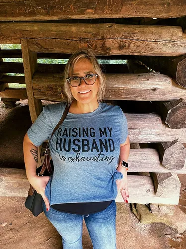Vista 3 de Camiseta divertida para mujer "Raising My Husband is Exhausting" Regalos para esposa Navidad