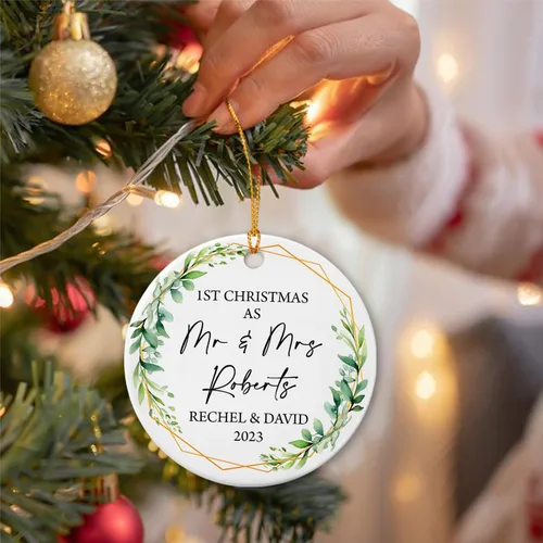 Vista 4 de Adorno de 1ª Navidad como el señor y la señora 2025, adorno de cerámica casado nuestra primera Navidad, adorno personalizado de Mr & Mrs para Adorno