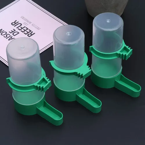 Vista 6 de Yardwe 5 unidades de comedero de pájaros con clip de agua potable automático con aspersor de agua potable para pájaros, para loros, cacatúas