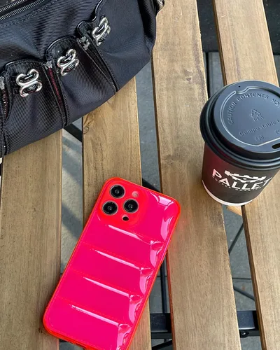 Vista 7 de FELONY CASE - Funda iPhone 13 Rosa Neón Acolchada, Funda Brillante Transparente con Parachoques a Prueba de Golpes - Funda Protectora Flexible