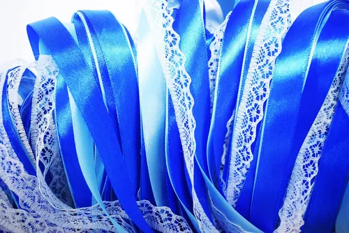 Vista 3 de Paquete de 100 cintas de encaje azul para boda, serpentinas con campanas, varitas de seda de hadas, cinta de salida de boda para actividades