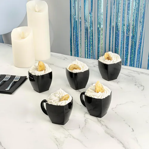 Vista 3 de Restaurantware -Tazas cuadradas de 5 onzas para café expreso, 100 tazas de café de plástico desechables - Plástico PS, con asas, taza de postre