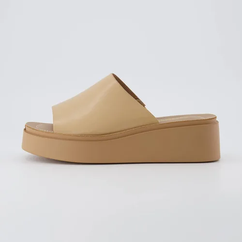 Vista 2 de CUSHIONAIRE Sandalia Play One Band de plataforma para mujer con espuma viscoelástica