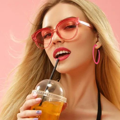 Vista 4 de Aretes de aro grandes de acrílico retro neón, estilo de los años 80 y 90, coloridos aretes de aro grandes, rosa intenso, ligeros, perfectos