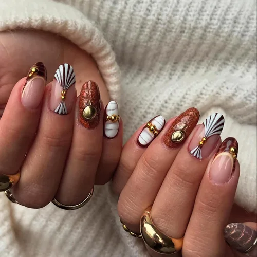 Vista 17 de Uñas postizas de almendra medianas MABKJLF con punta francesa, uñas falsas 3D con diseños de pedrería de flores de fresa, uñas pegajosas brillantes 1