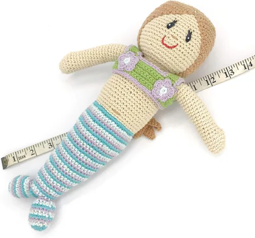 Vista 3 de Pebble Muñeca de sirena hecha a mano, turquesa, ganchillo, comercio justo, simulación, juego imaginativo, playa, lavable a máquina