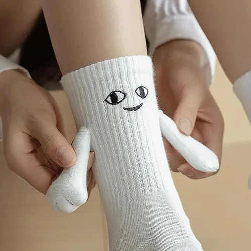 Vista 2 de Lucakuins Calcetines de mano divertidos Novlty Parejas Magnéticos Tomados de las Manos Calcetines Unisex 3D Muñeca Medio Tubo Mano en Calcetines