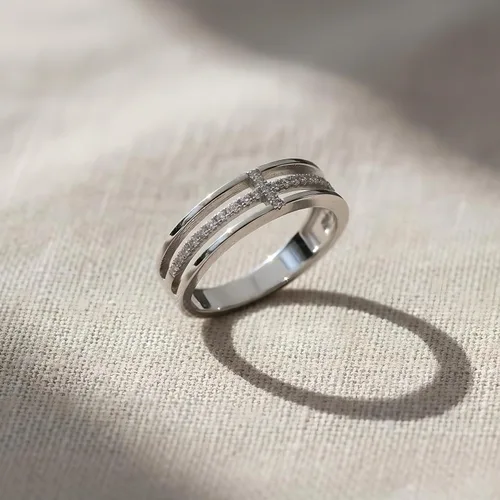 Vista 2 de SILVERCLOSEOUT Anillo cruzado lateral de plata de ley con circonita (talla 4-10)