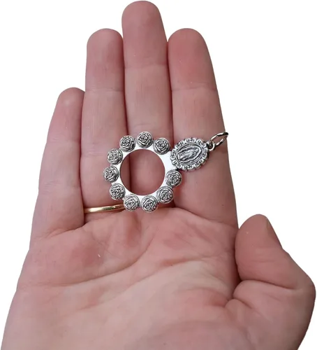 Vista 5 de Needzo Anillo de rosario de Nuestra Señora de Guadalupe, dije de bolsillo de Virgen María, regalo católico para seres queridos, 1.5 pulgadas
