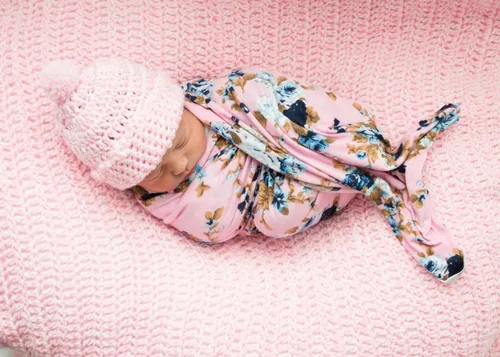 Vista 3 de DRESHOW BQUBO Manta de Recepción para Recién Nacido con Conjunto de Gorro con Lazo Estampado de Flores Manta Envolvente para Bebé con Gorro