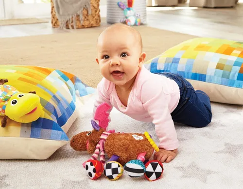 Vista 4 de Juguetes de Lamaze para sujetar en el asiento del coche y el cochecito - Muffin el Muérdago - Juguetes sensoriales arrugados para bebés