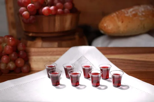 Vista 4 de Grace, vasos para comunión, caja de 1000 unidades, desechables de plástico, se ajustan a las charolas estándar de la Sagrada Comunión