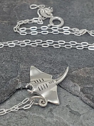 Vista 4 de EnCharmed Collar con dije de mantarraya de plata de ley, gracia y curación, diseño náutico y marino, 18 pulgadas
