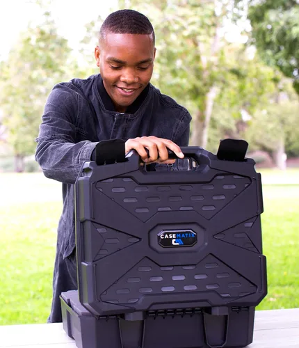 Vista 7 de CASEMATIX Hard Shell Travel Case Compatible with Meta Quest and Oculus Quest 2 VR Headset - Fits 256GB, 128GB and 64GB Models with Custom