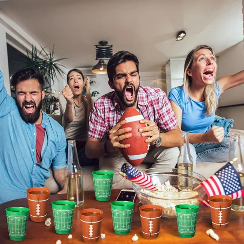Vista 6 de Nuenen Juego de 24 tazas de plástico de fútbol de 16 onzas, juego de fiesta de fútbol con temática de rugby, taza esmerilada de plástico