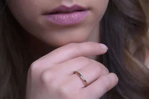 Vista 4 de Elegante joyero Anillo Trinity de 11 diamantes para mujer en oro macizo 9k, 14k y 18k, anillo de oro tricolor con diamantes, tres colores oro banda