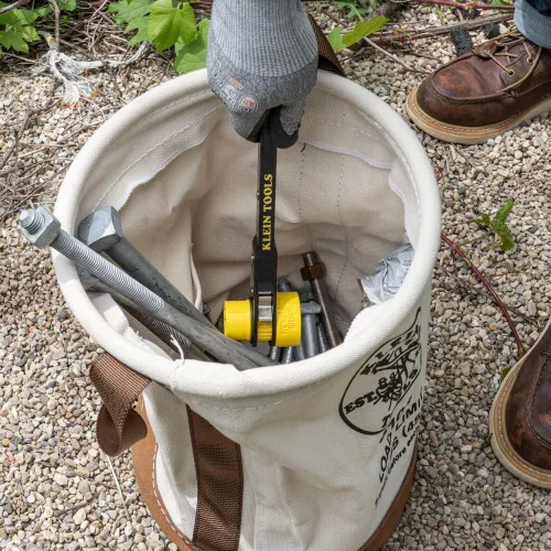 Vista 4 de Klein Tools 5104 bolsa de trabajo con puntos de conexión, de lona con fondo de piel.
