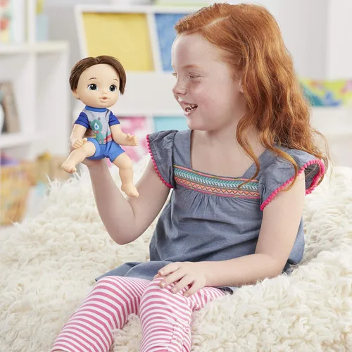 Vista 8 de Baby Alive Littles, Carry 'N Go Squad, Little Matteo Brown Hair Boy Muñeca, portador, accesorios, juguete para niños a partir de 3 años