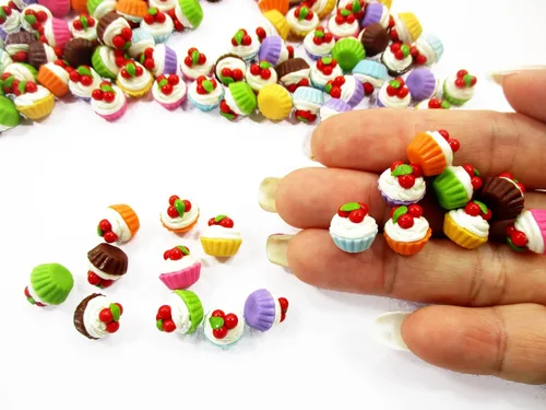 Vista 5 de Casa De Muñecas Miniatura Alimentos de Lot 100 Mixed Cupcakes Cherry parte superior Wholesale 6322 Bulk clay bakery food prop, loose tiny swirled