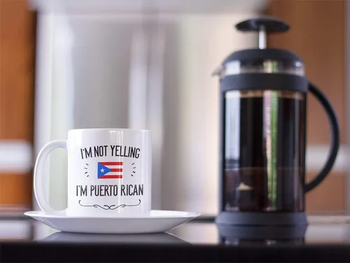 Vista 6 de Casitika Recuerdos y Regalos Graciosos de Puerto Rico. No Estoy Gritando, Soy Puertorriqueño Taza de Café. Idea de Regalo para Hombres y Mujeres