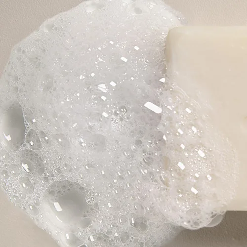 Vista 7 de Davines Shampoo Bar, Practical Compact Solid Texture Turns into Rich Creamy Foam, Travel