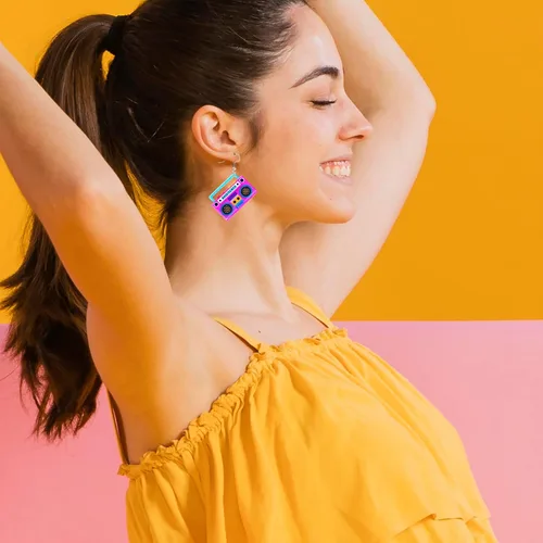 Vista 3 de Aretes de los años 70, 80 y 90 para mujer, aretes retro de cinta de cassette acrílica, aretes colgantes para Halloween, cosplay, fiesta brillante