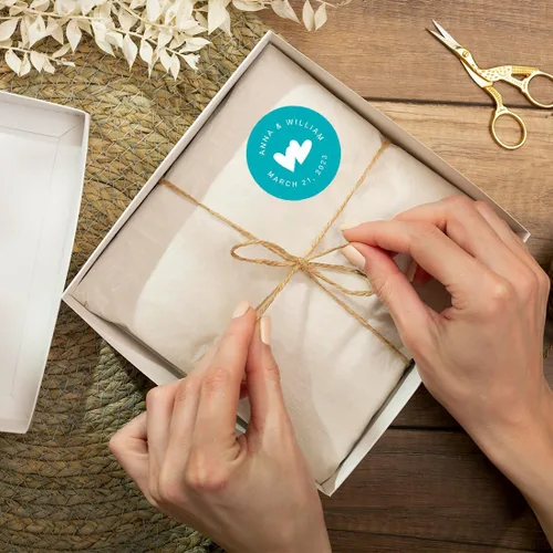 Vista 3 de Andaz Press Etiquetas personalizadas de gota de chocolate para boda, nombres y fecha redondos, turquesa aguamarina, paquete de 240, personalizadas