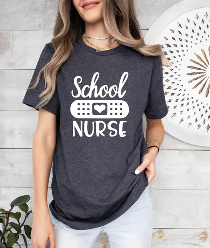 Vista 2 de Camisa de enfermera escolar - Camiseta RN para mujer, bonita camisa para enfermeras, para enfermera, regalo para la semana de enfermeras