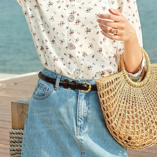 Vista 137 de Cinturón de cuero clásico con hebilla de metal para mujer con vestido de jeans