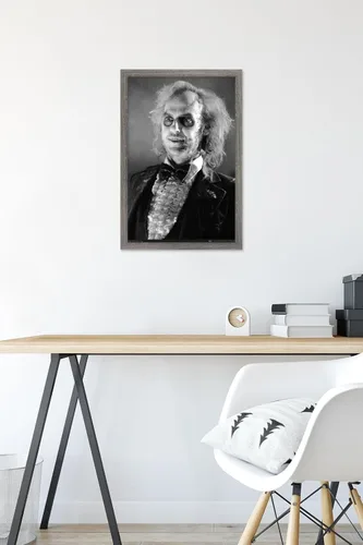 Vista 6 de Trends International Beetlejuice - Póster de pared clásico, 14.725 x 22.375 pulgadas, versión enmarcada de madera de granero