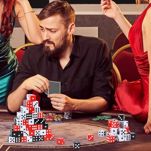 Vista 4 de Juego de 50 dados estándar de 0.63 pulgadas con acrílico negro, blanco, rojo, 6 caras, a granel, dados de casino para fiestas temáticas de casino