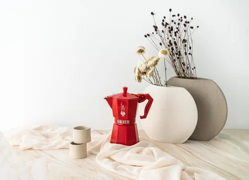 Vista 3 de Bialetti Moka Exclusiva Italiana Roja para 3 Tazas, Fuego Directo (Cafetera, Cafetera de Espresso, Makinetta)