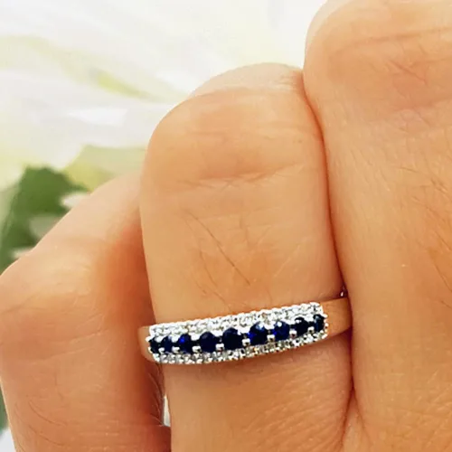 Vista 3 de Dazzlingrock Collection Anillo de boda apilable para mujer con piedras preciosas redondas y diamantes blancos redondos Oro blanco de 10 quilates