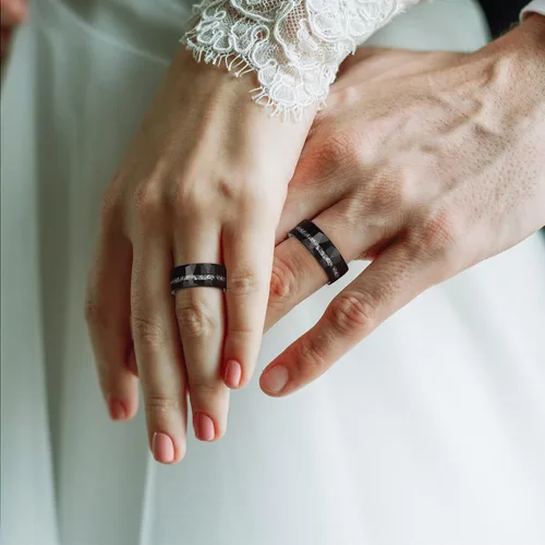 Vista 4 de JEWPER Anillos de tungsteno para hombres y mujeres de 0315in banda de boda de promesa de moda martillado surco meteorito orbo carburo biselado borde