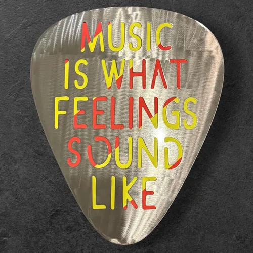 Vista 6 de Top Brass Arte de pared jumbo de metal con púa de guitarra de 16 pulgadas, cita "Music Is What Feelings Sound Like", decoración de pared de acero