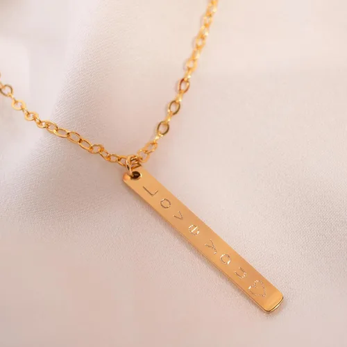 Vista 6 de Petite Boutique Collar de barra vertical con nombre, regalo personalizado, delicado chapado en oro de 16 quilates con delicados dijes iniciales