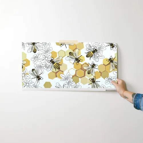 Vista 7 de Spoonflower Muestro de papel tapiz extraíble - Abejas de miel Especies en peligro de extinción Animales Flores de abeja Panal Insectos blancos Papel