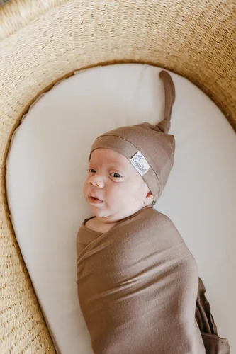 Vista 8 de Copper Pearl Gorro de bebé con nudo superior elástico suave Lennon